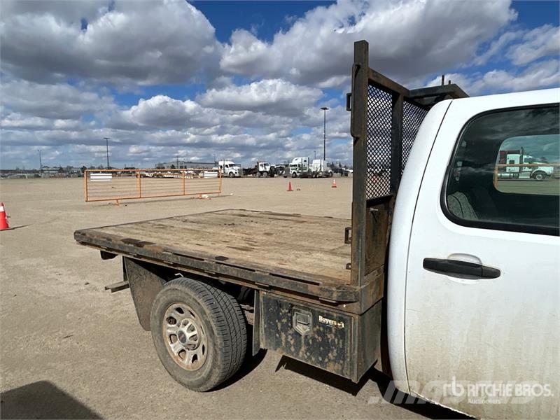 GMC Sierra 3500HD 4x4 Crew Cab Flatbed Truck Flatbed / Dropside trucks