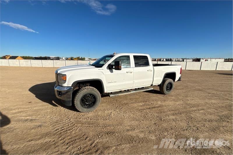 GMC Sierra 3500HD 4x4 Crew Cab Pickup Outros