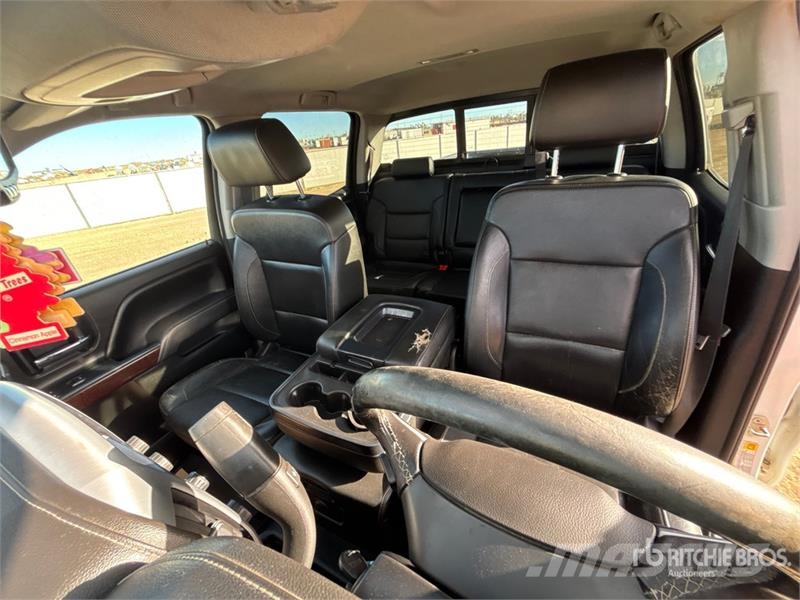GMC Sierra 3500HD 4x4 Crew Cab Pickup Outros