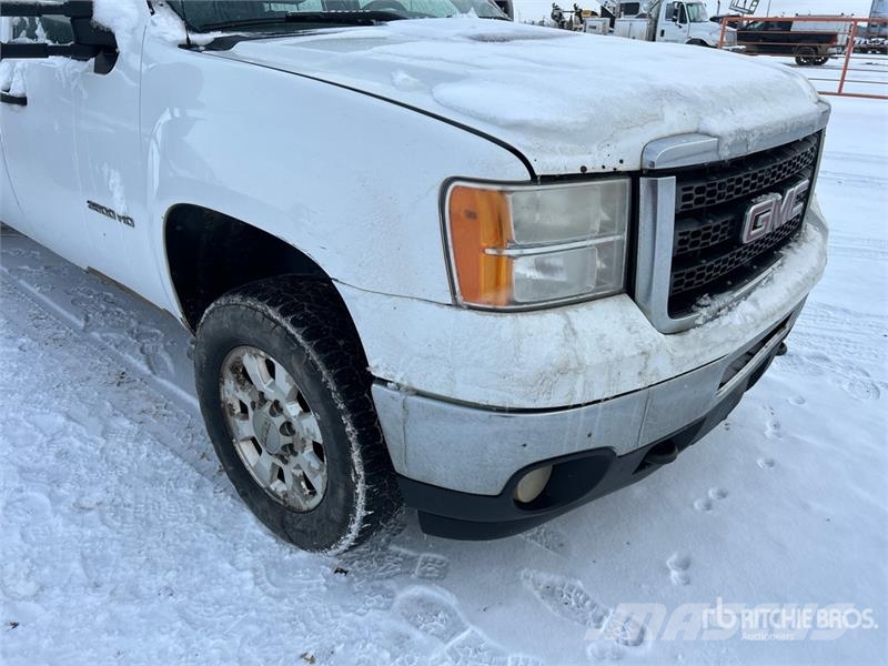 GMC Sierra 3500HD 4x4 Crew Cab Flatbed Truck Platós / Ponyvás teherautók