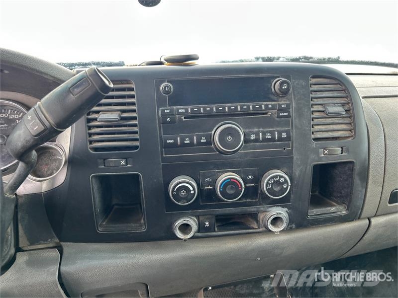 GMC Sierra 3500HD 4x4 Crew Cab Flatbed Truck Platós / Ponyvás teherautók