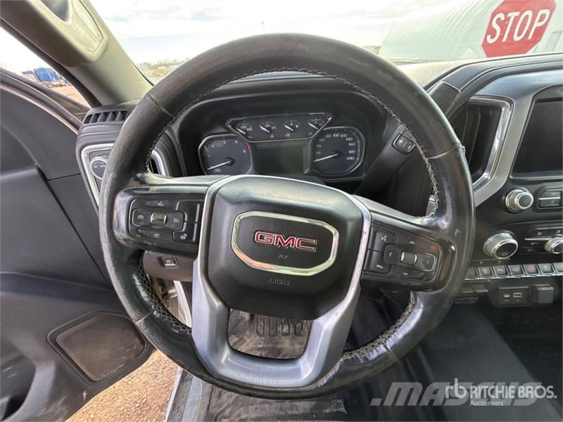 GMC Sierra 3500HD 4x4 Crew Cab Pickup Otros