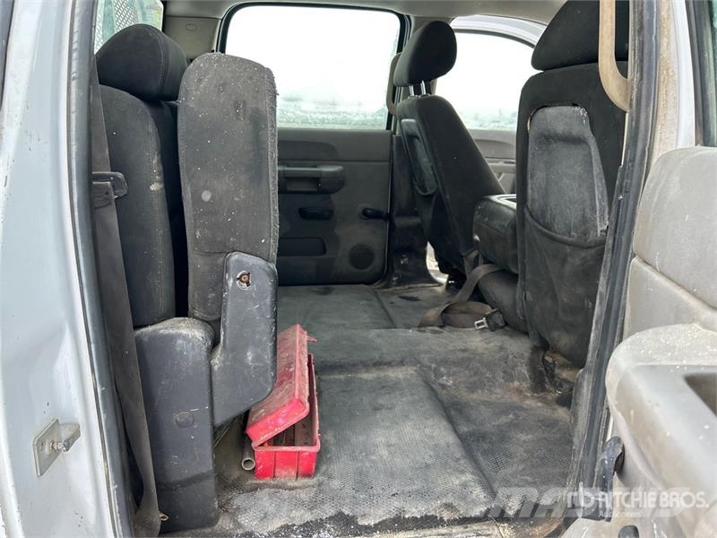 GMC Sierra 3500HD 4x4 Crew Cab Flatbed Truck Platós / Ponyvás teherautók
