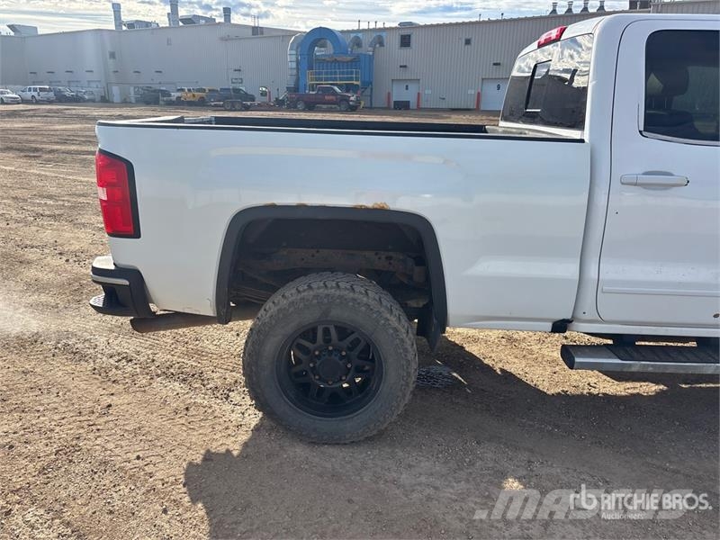 GMC Sierra 3500HD 4x4 Crew Cab Pickup Outros