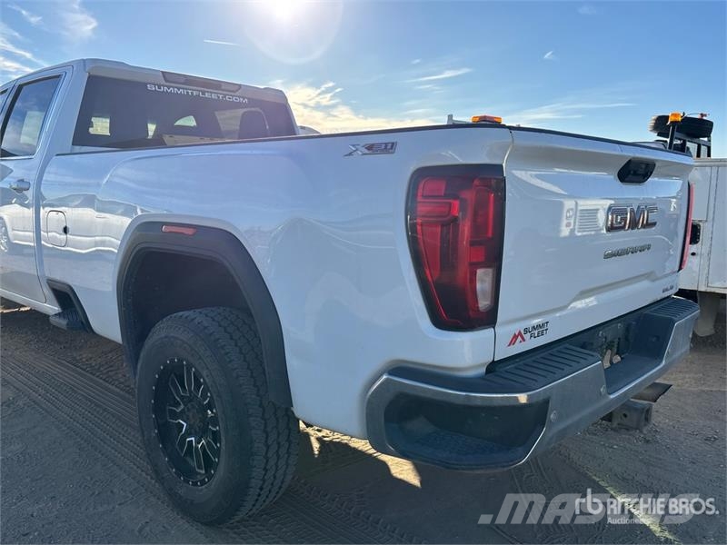 GMC Sierra 3500HD 4x4 Crew Cab Pickup Otros
