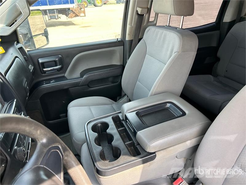 GMC Sierra 3500HD 4x4 Crew Cab Flatbed Truck Platte bakwagens