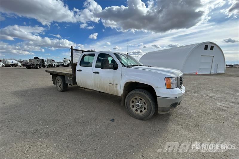 GMC Sierra 3500HD 4x4 Crew Cab Flatbed Truck Flatbed / Dropside trucks