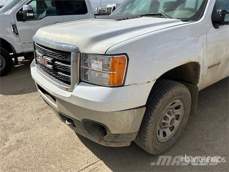 GMC Sierra 3500HD 4x4 Crew Cab Flatbed Truck Flatbed / Dropside trucks