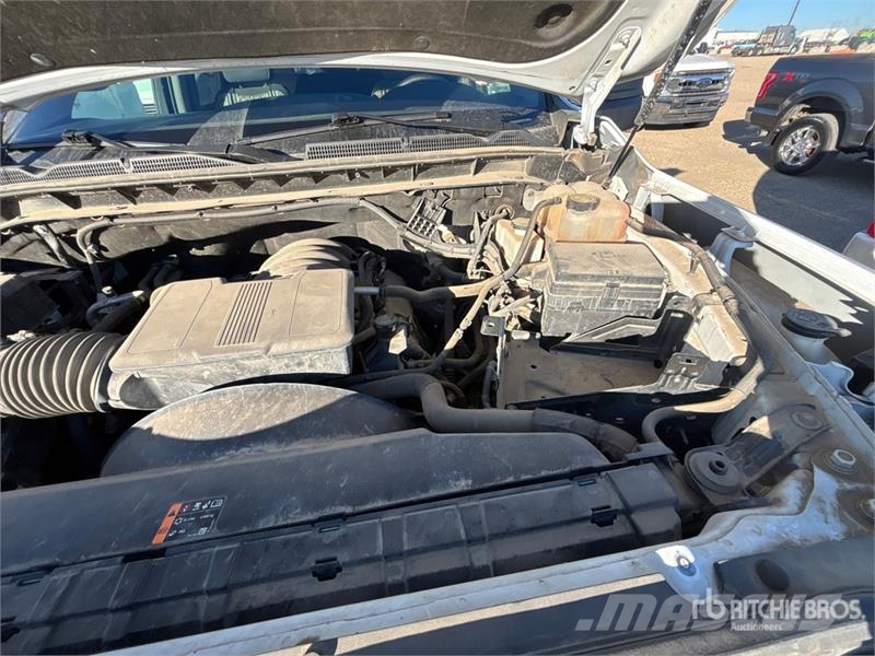 GMC Sierra 3500HD 4x4 Crew Cab Pickup Otros