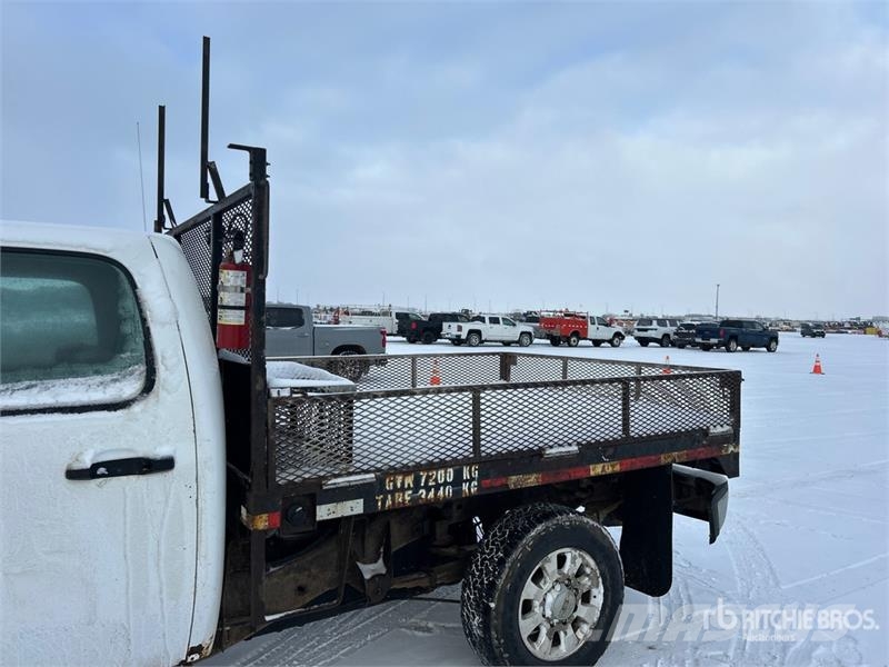 GMC Sierra 3500HD 4x4 Crew Cab Flatbed Truck Platós / Ponyvás teherautók