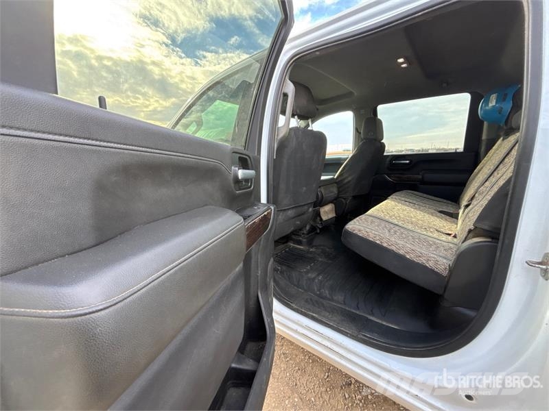 GMC Sierra 3500HD 4x4 Crew Cab Pickup Otros
