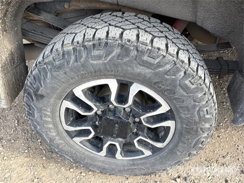 GMC Sierra 3500HD 4x4 Crew Cab Pickup Otros