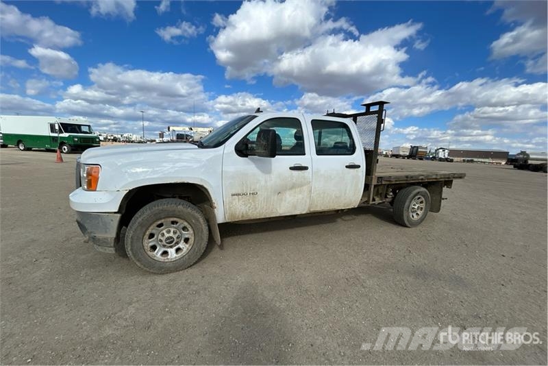 GMC Sierra 3500HD 4x4 Crew Cab Flatbed Truck Flatbed / Dropside trucks