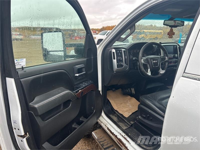 GMC Sierra 3500HD 4x4 Crew Cab Pickup Outros