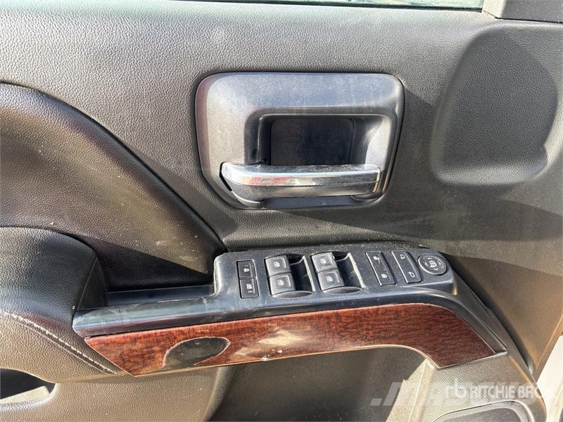 GMC Sierra 3500HD 4x4 Crew Cab Pickup Outros