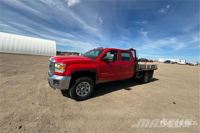 GMC Sierra 3500HD 4x4 Crew Cab Flatbed Truck Platte bakwagens