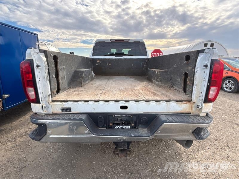 GMC Sierra 3500HD 4x4 Crew Cab Pickup Otros