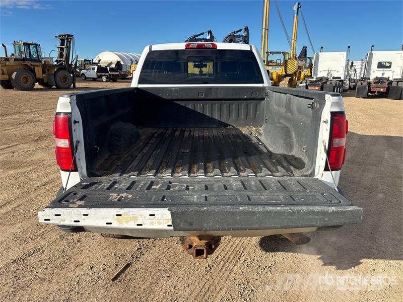 GMC Sierra 3500HD 4x4 Crew Cab Pickup Outros