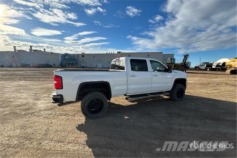 GMC Sierra 3500HD 4x4 Crew Cab Pickup Outros