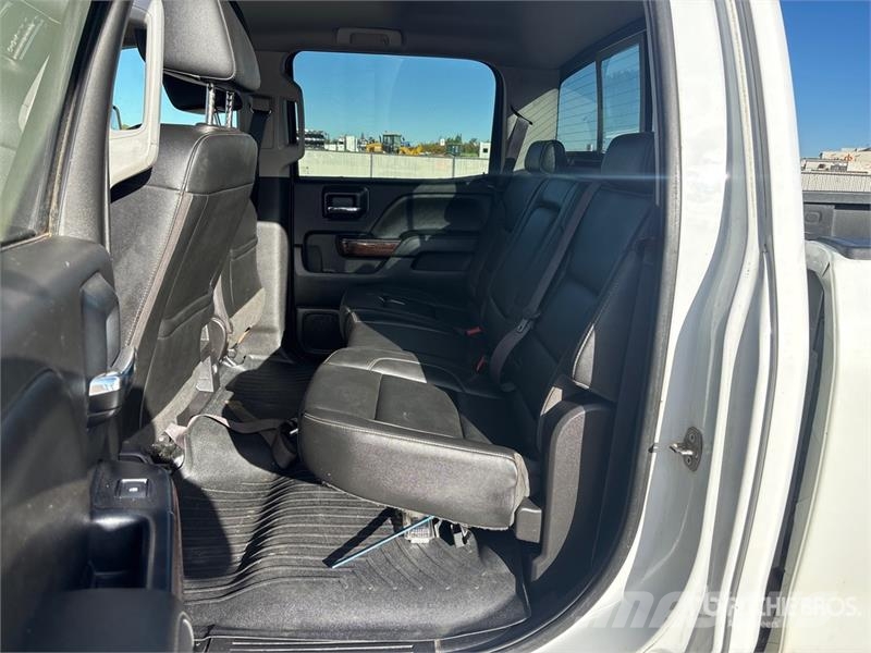 GMC Sierra 3500HD 4x4 Crew Cab Pickup Outros