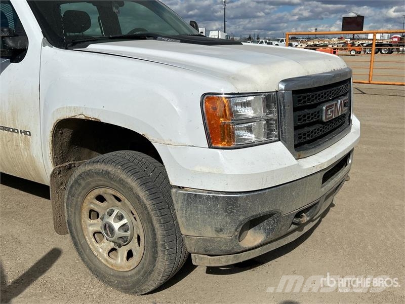 GMC Sierra 3500HD 4x4 Crew Cab Flatbed Truck Flatbed / Dropside trucks