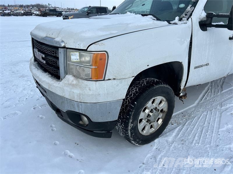 GMC Sierra 3500HD 4x4 Crew Cab Flatbed Truck Platós / Ponyvás teherautók