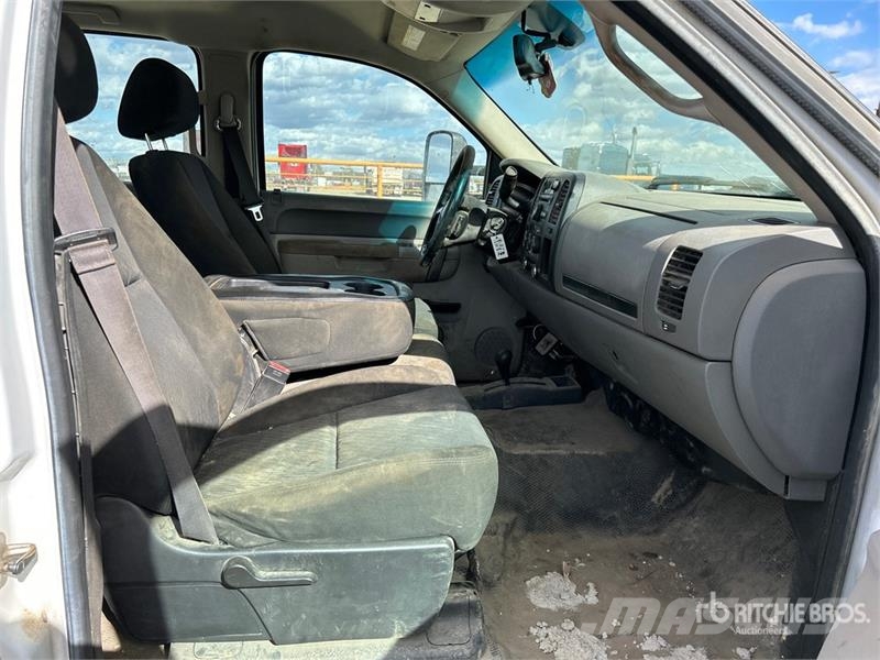 GMC Sierra 3500HD 4x4 Crew Cab Flatbed Truck Flatbed / Dropside trucks