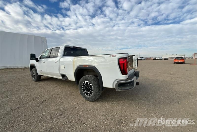 GMC Sierra 3500HD 4x4 Crew Cab Pickup Otros