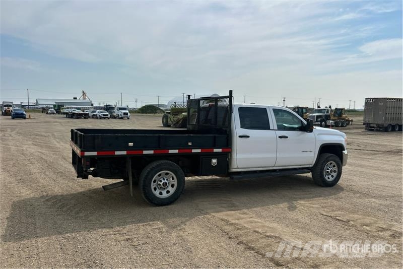 GMC Sierra 3500HD 4x4 Crew Cab Flatbed Truck Platte bakwagens