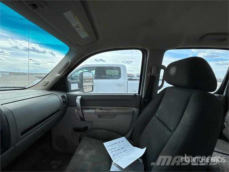 GMC Sierra 3500HD 4x4 Crew Cab Flatbed Truck Flatbed / Dropside trucks