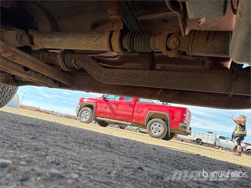 GMC Sierra 3500HD 4x4 Crew Cab Flatbed Truck Platte bakwagens