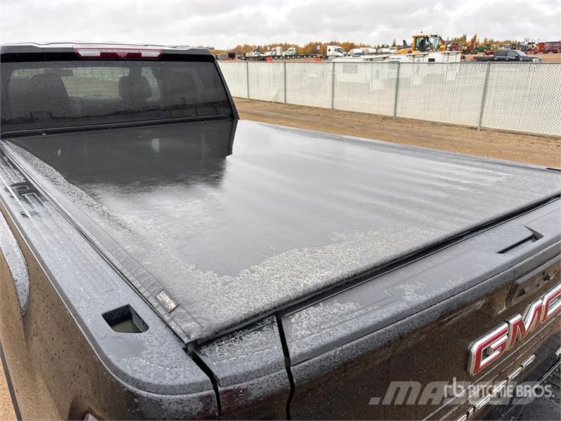 GMC Sierra 3500HD AT4 4x4 Crew Cab Pickup أخرى