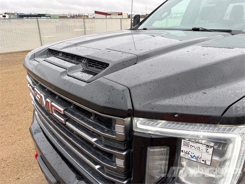 GMC Sierra 3500HD AT4 4x4 Crew Cab Pickup أخرى