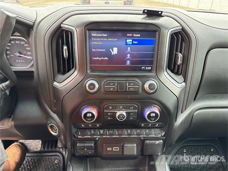 GMC Sierra 3500HD AT4 4x4 Crew Cab Pickup أخرى