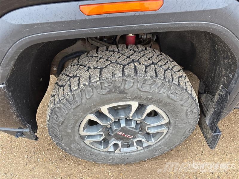 GMC Sierra 3500HD AT4 4x4 Crew Cab Pickup أخرى