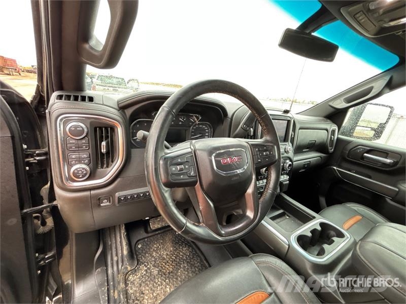 GMC Sierra 3500HD AT4 4x4 Crew Cab Pickup أخرى