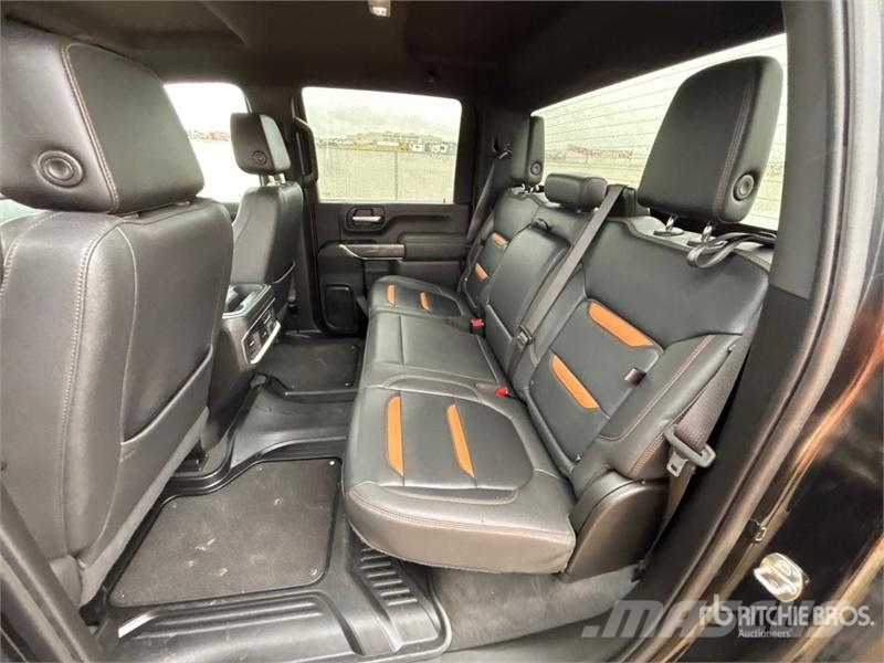 GMC Sierra 3500HD AT4 4x4 Crew Cab Pickup أخرى