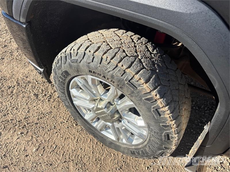 GMC Sierra 3500HD Denali 4x4 Crew Cab Pickup Ostalo