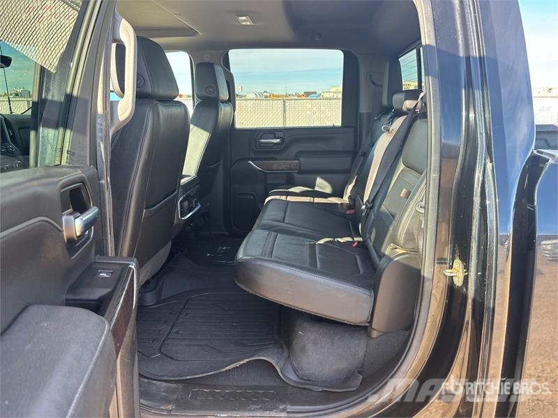 GMC Sierra 3500HD Denali 4x4 Crew Cab Pickup Ostalo