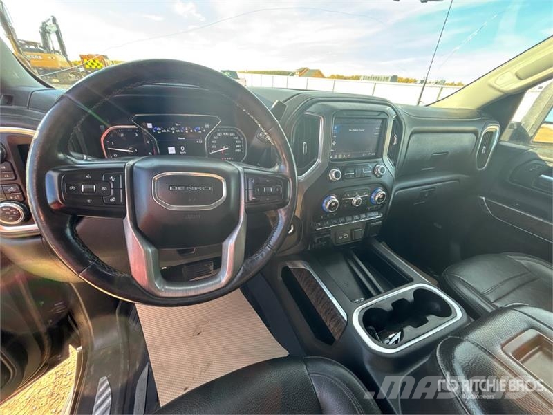 GMC Sierra 3500HD Denali 4x4 Crew Cab Pickup Ostalo