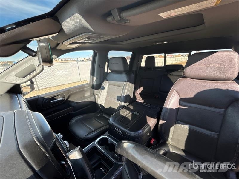 GMC Sierra 3500HD Denali 4x4 Crew Cab Pickup Ostalo