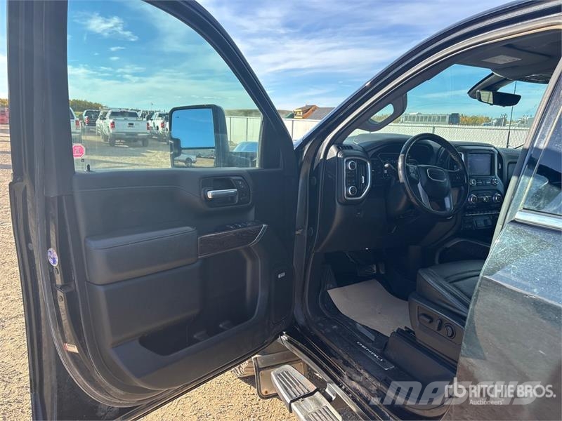 GMC Sierra 3500HD Denali 4x4 Crew Cab Pickup Ostalo