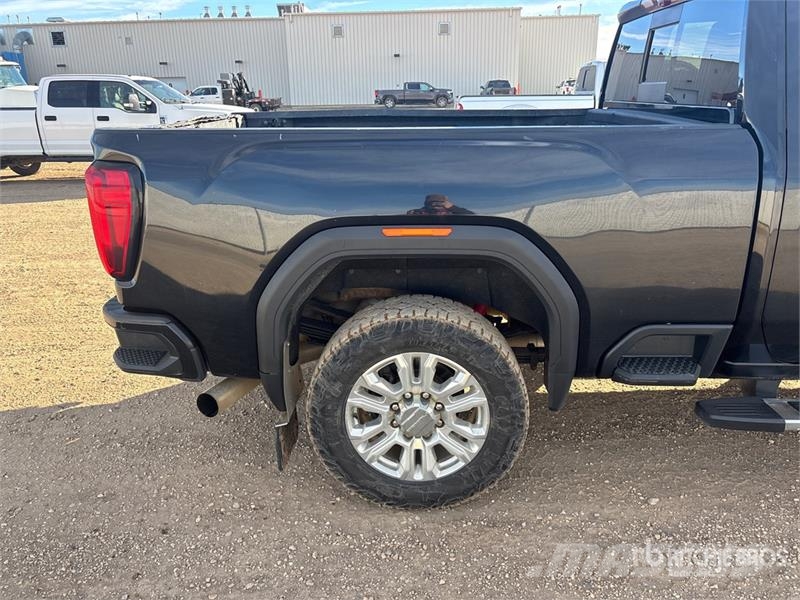 GMC Sierra 3500HD Denali 4x4 Crew Cab Pickup Ostalo