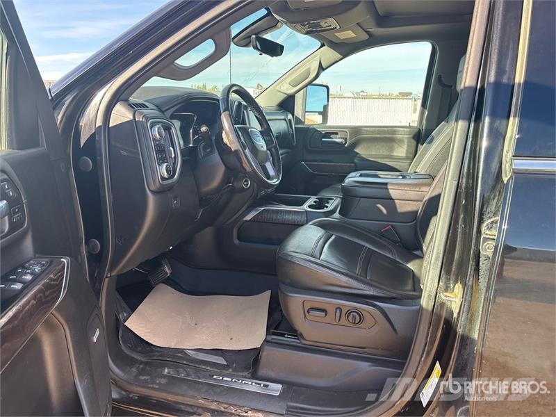 GMC Sierra 3500HD Denali 4x4 Crew Cab Pickup Ostalo