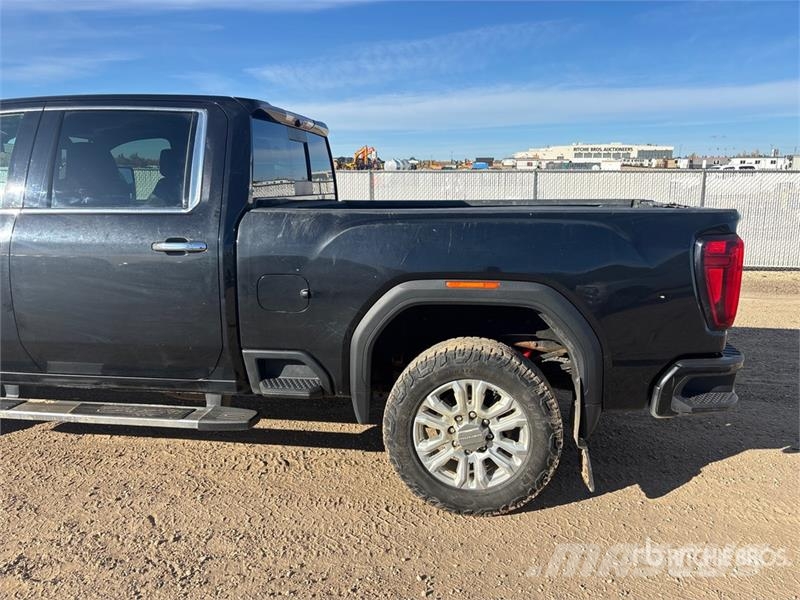 GMC Sierra 3500HD Denali 4x4 Crew Cab Pickup Ostalo