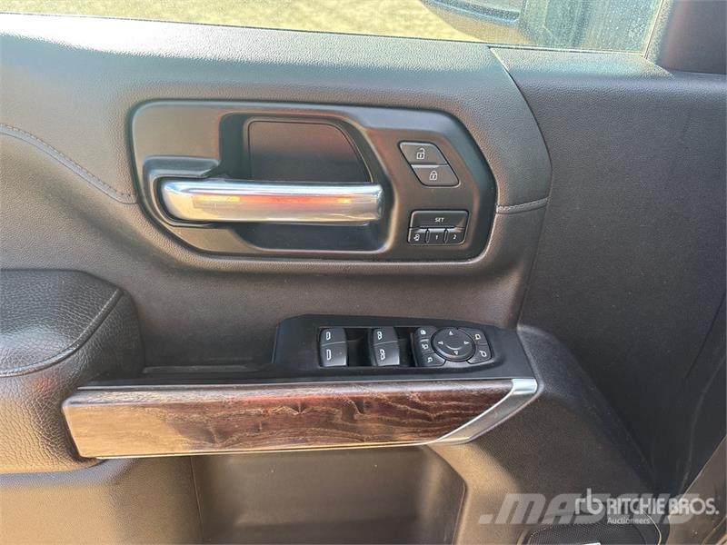 GMC Sierra 3500HD Denali 4x4 Crew Cab Pickup Ostalo