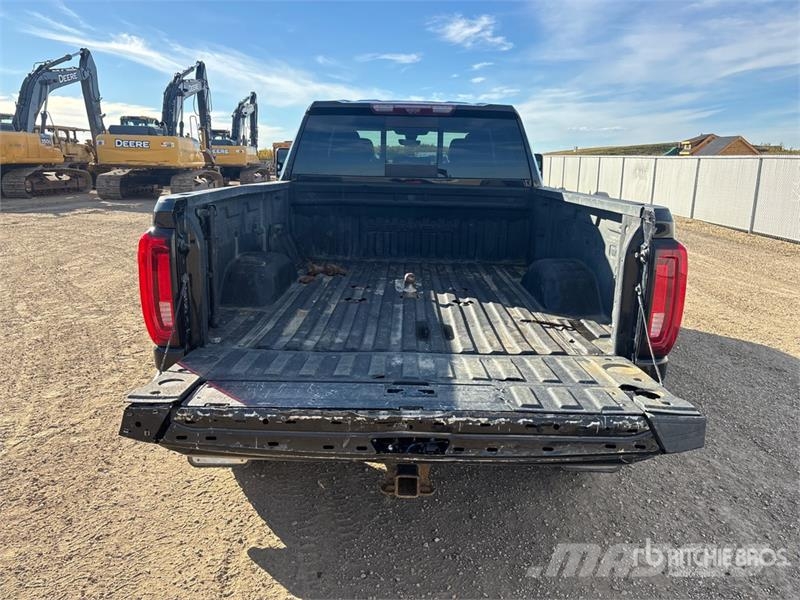 GMC Sierra 3500HD Denali 4x4 Crew Cab Pickup Ostalo