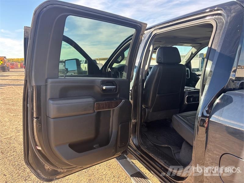 GMC Sierra 3500HD Denali 4x4 Crew Cab Pickup Ostalo