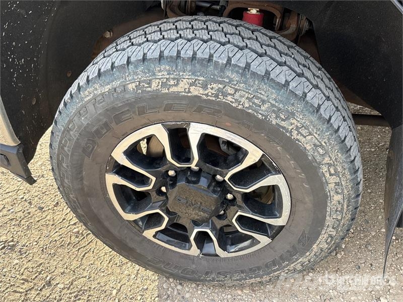 GMC Sierra 3500HD SLE 4x4 Crew Cab Pickup Otros