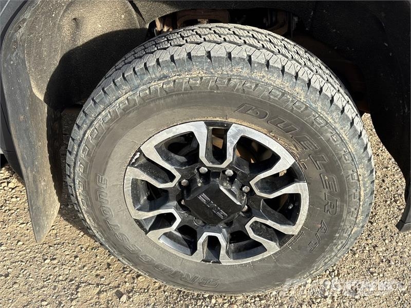 GMC Sierra 3500HD SLE 4x4 Crew Cab Pickup Otros